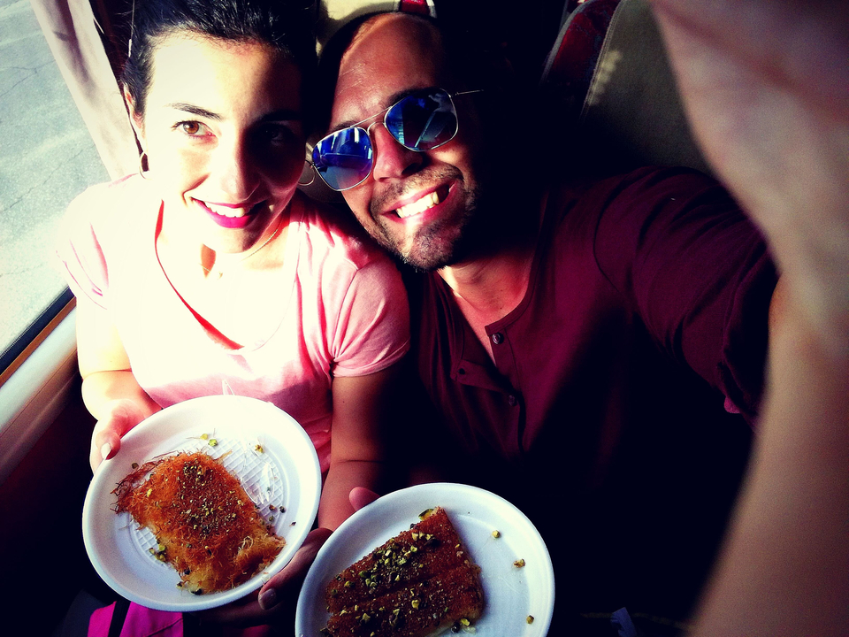 Couple dégustant un plat sucré dans un train ou un bus.