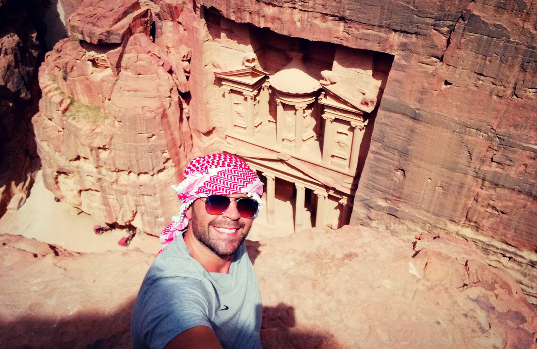 Homme prenant un selfie au-dessus du Trésor de Petra offrant une vue imprenable.
