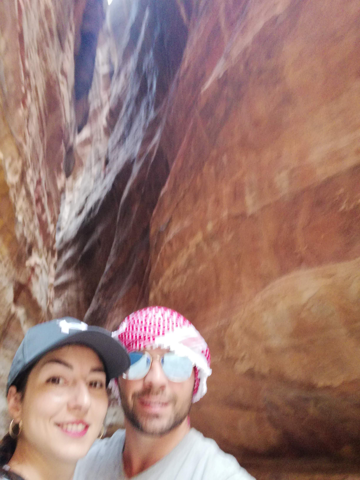 Image floue de falaises de grès rouge avec une vue partielle de personnes.