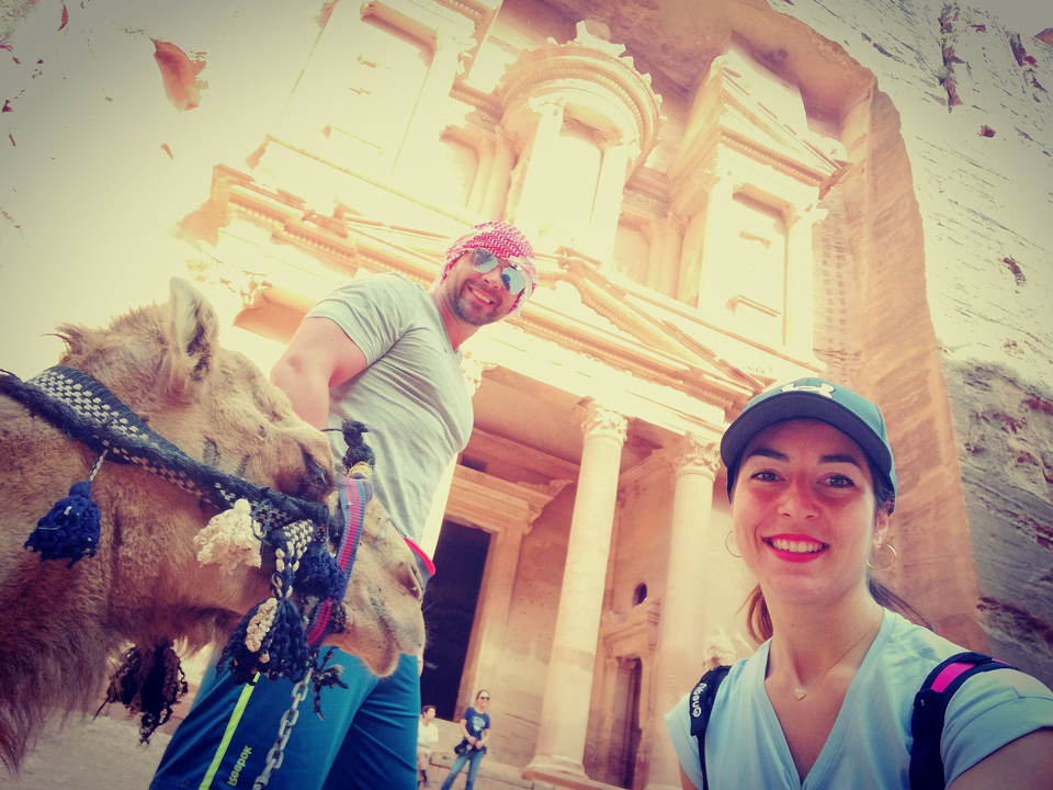 Couple posant avec un chameau devant l'emblématique Trésor de Petra.