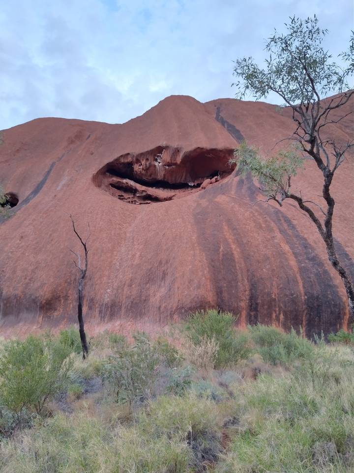 Formation rocheuse rouge avec des arbres au premier plan.