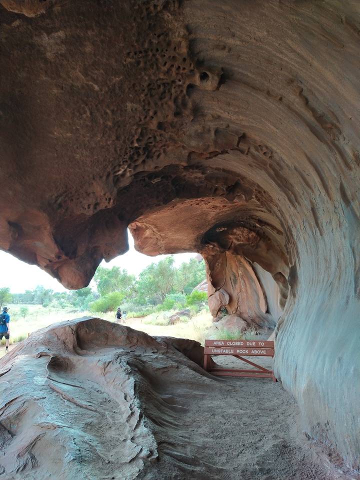 Grotte avec un panneau indiquant un site historique.