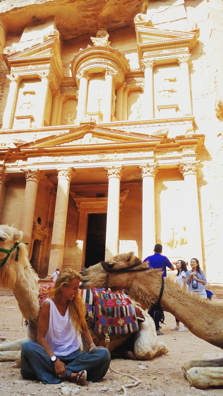 Le Trésor de Petra avec une personne et des chameaux au premier plan.