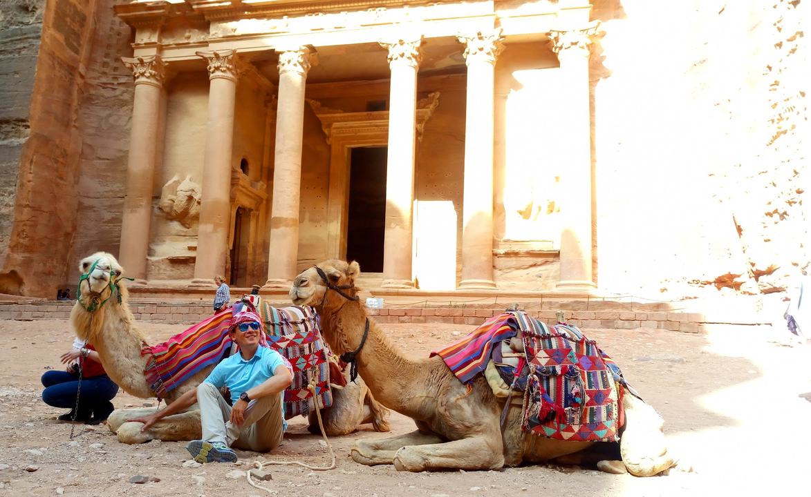 Deux chameaux et une personne devant le Trésor de Petra.