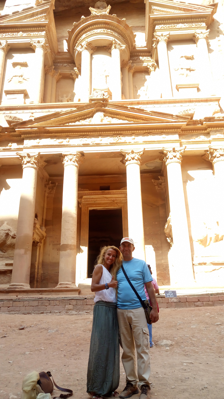 Le Trésor de Petra avec deux personnes posant devant.