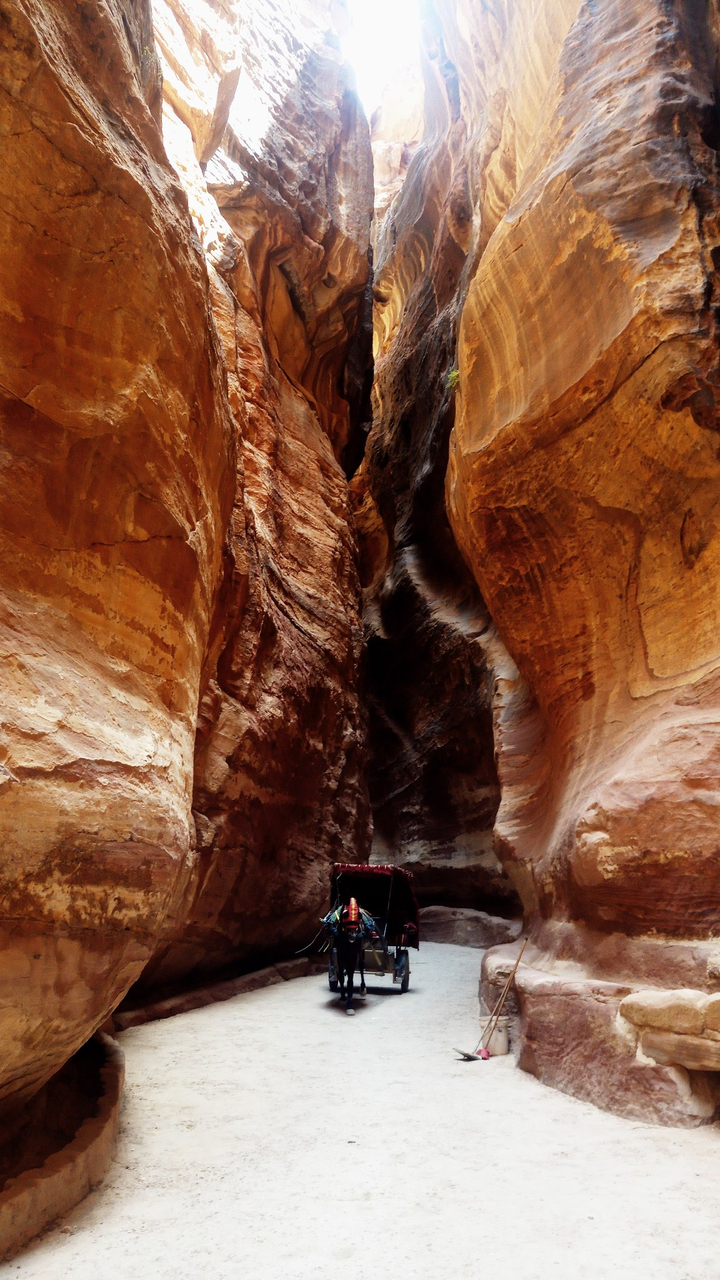 Un canyon étroit avec des parois rocheuses imposantes.