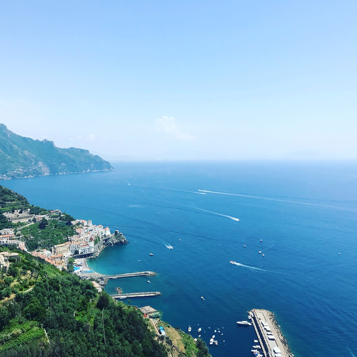 Vue aérienne d'une ville côtière avec une vaste mer bleue.