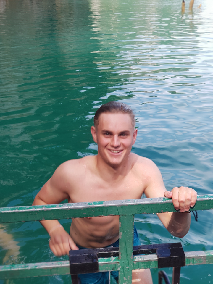 Personne sortant de l'eau avec un sourire.