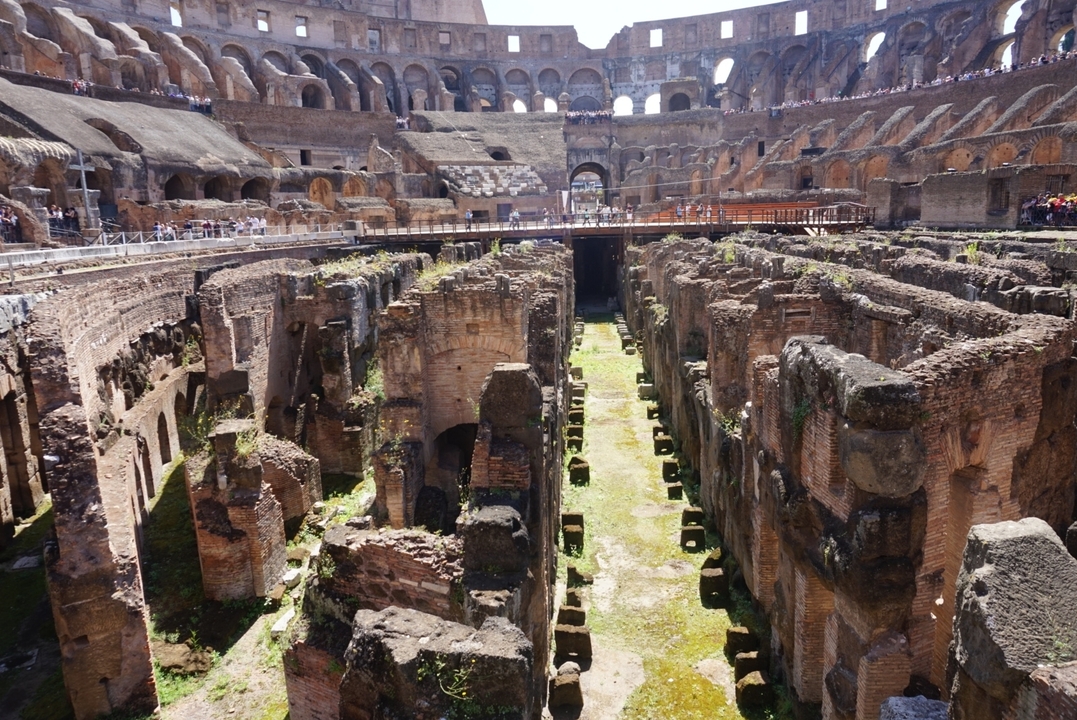 Intérieur du Colisée montrant l'architecture antique.