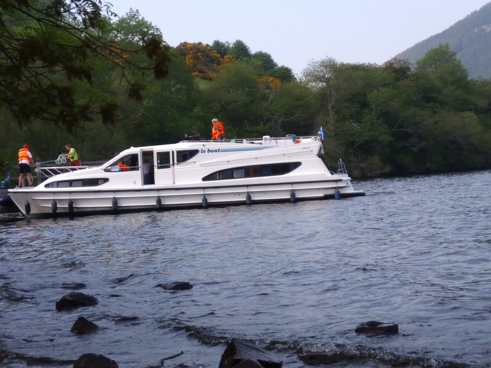 Bateau sur un lac avec des personnes portant des gilets de sauvetage.