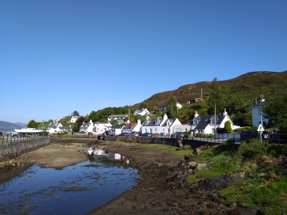 Village pittoresque de bord de mer avec des maisons blanches au bord de la mer.