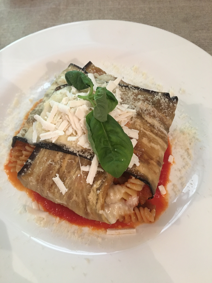 Gros plan sur un plat italien composé de pâtes et de fromage.