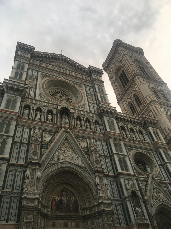 Façade d'une église aux détails architecturaux complexes.