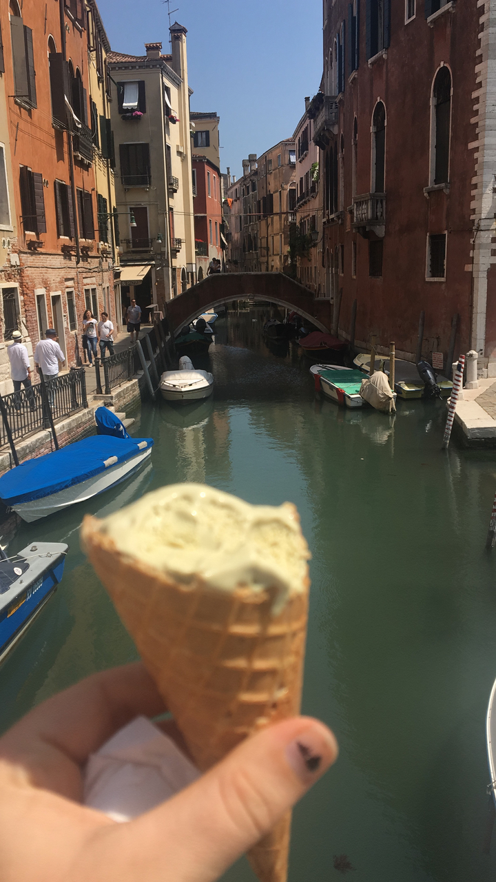 Cornet de glace flou avec un canal en arrière-plan.