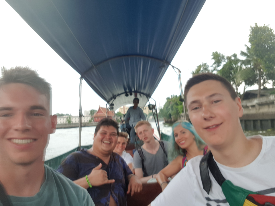 Groupe de personnes sur un bateau, certaines sont floues.