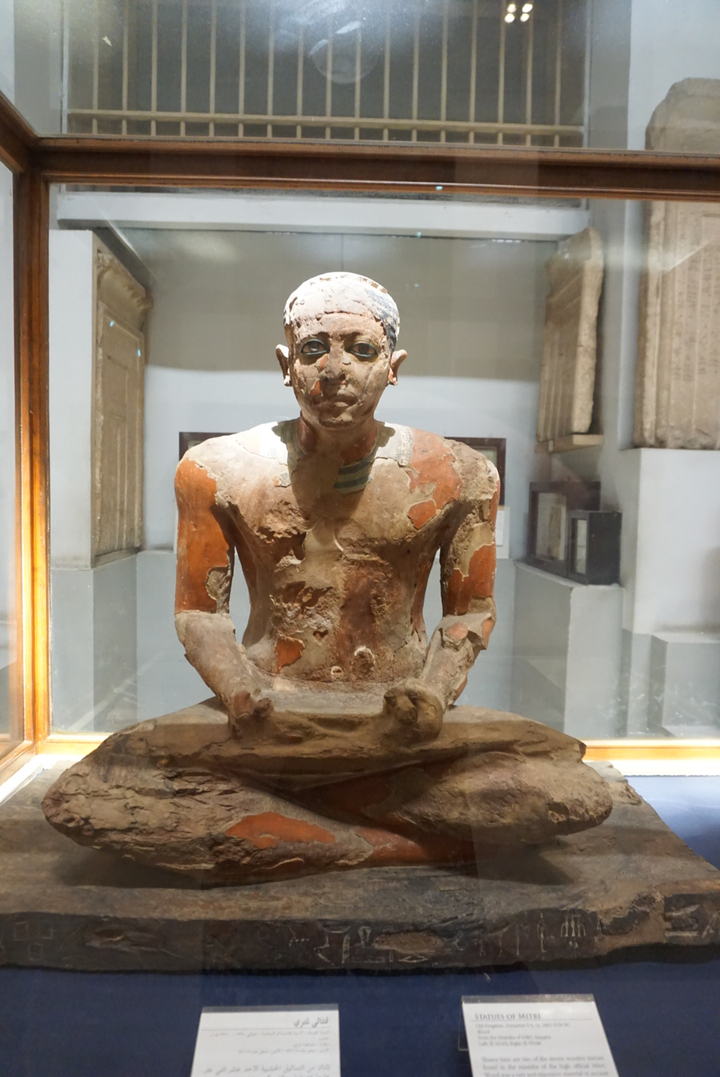 Sculpture ancienne exposée dans un musée.