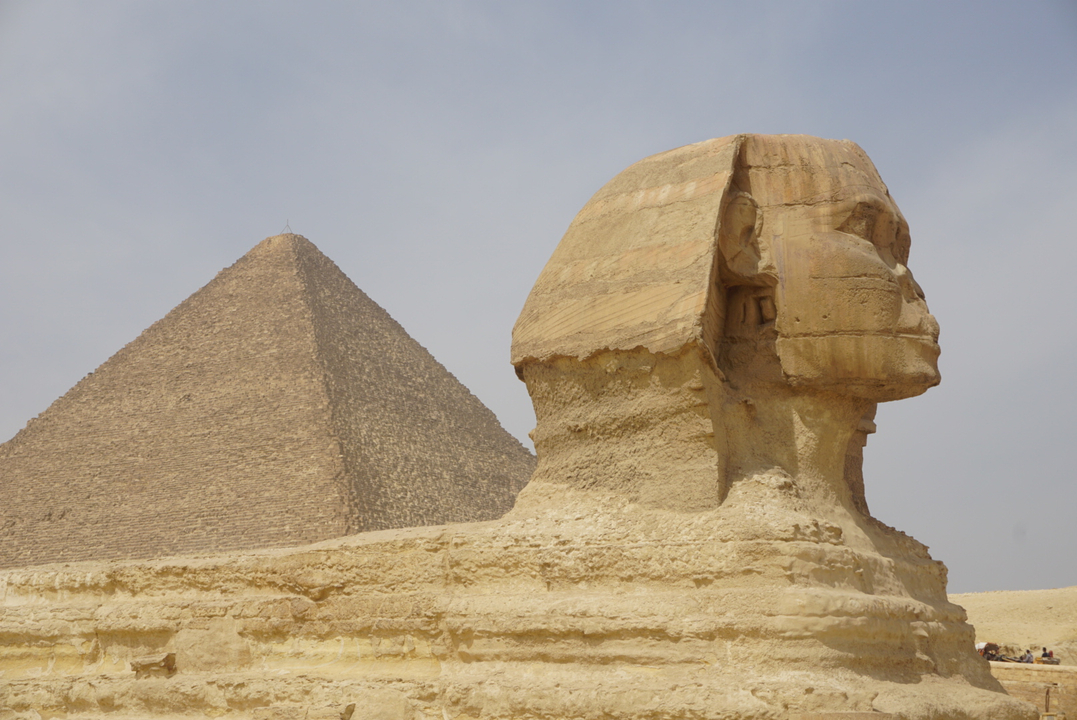 Le Sphinx et une pyramide en arrière-plan.