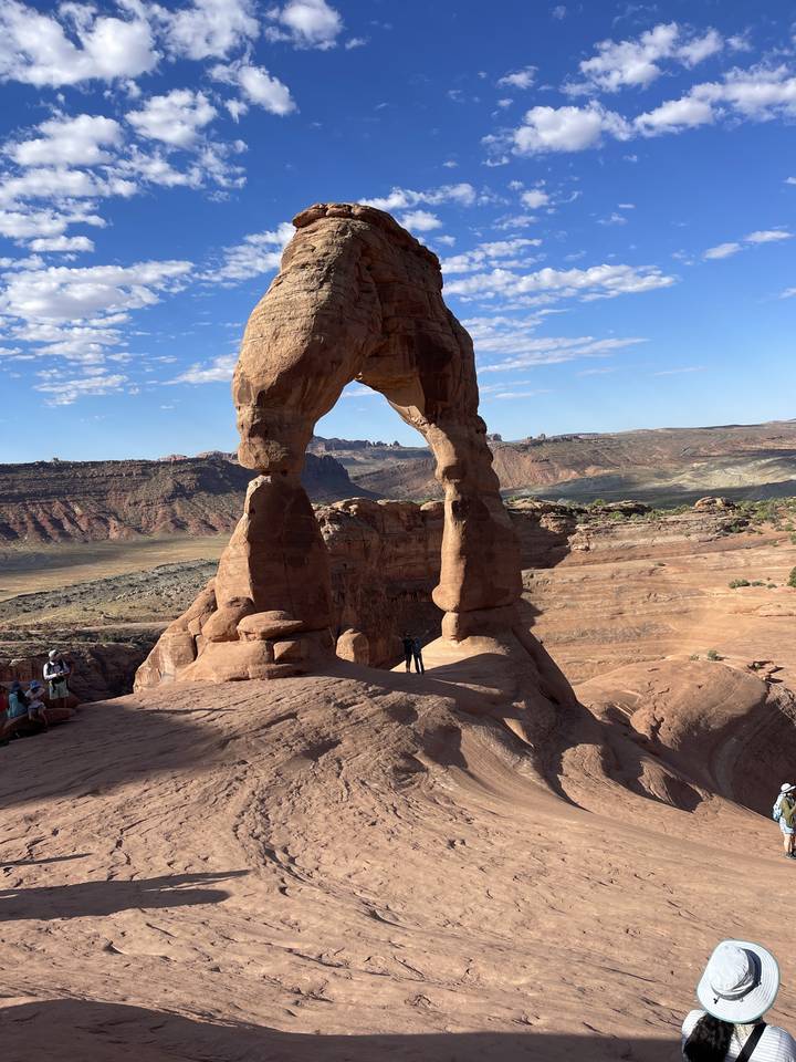 Une vue de Delicate Arch contre un ciel bleu dégagé.