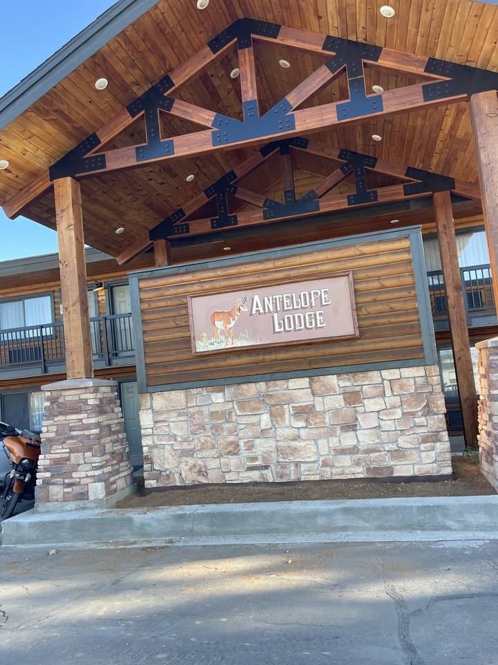 Un panneau pour l'Antelope Lodge contre la façade d'un bâtiment en bois.