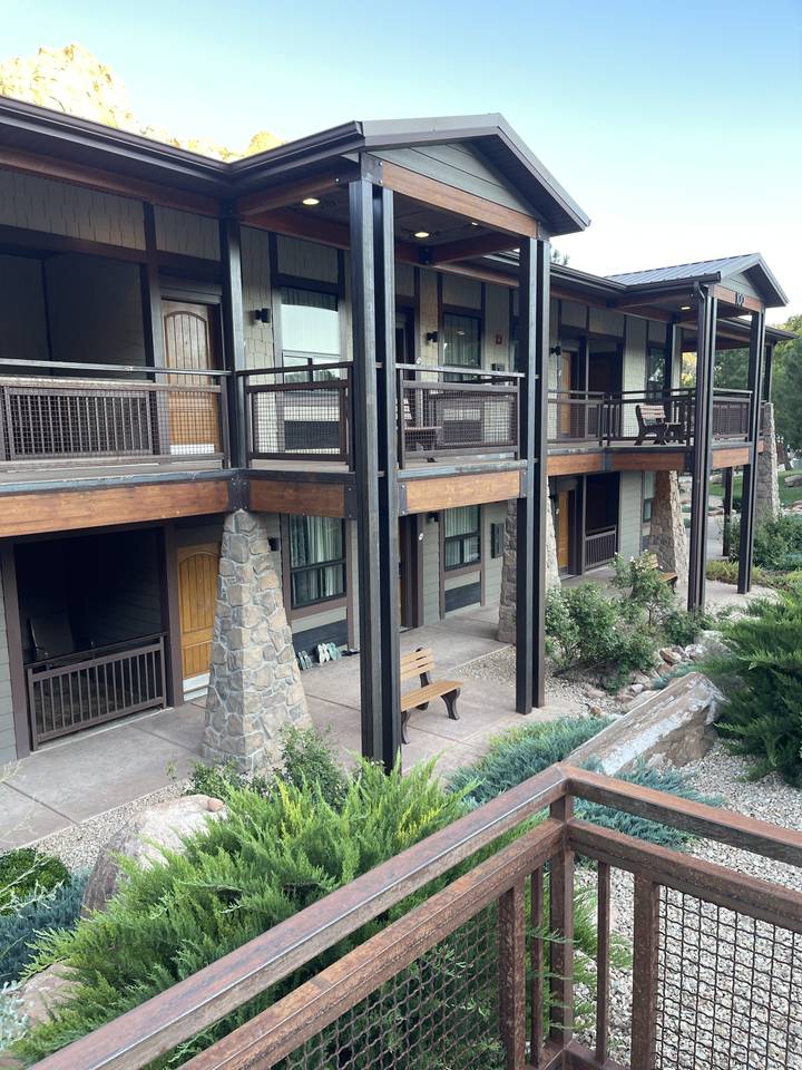 Un pavillon à deux étages avec un extérieur en bois.