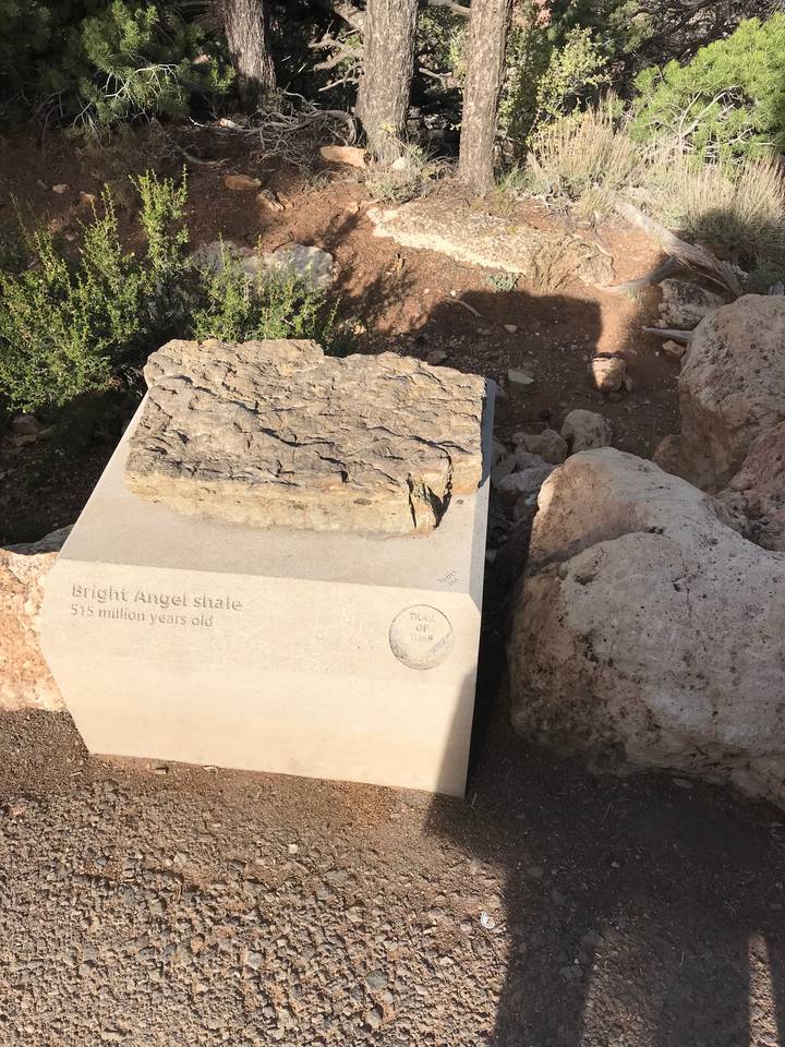 Échantillon de roche sur un piédestal avec texte informatif.