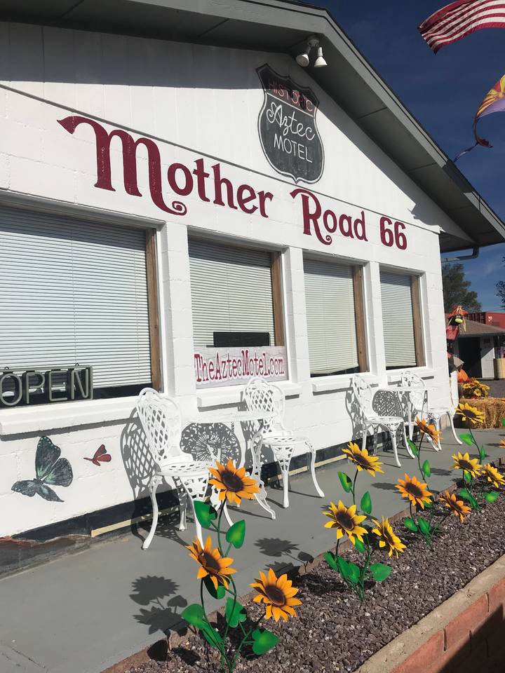 Enseigne de motel avec chaises décoratives et tournesols.
