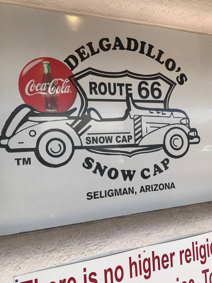 Panneau de la Route 66 avec une voiture classique.