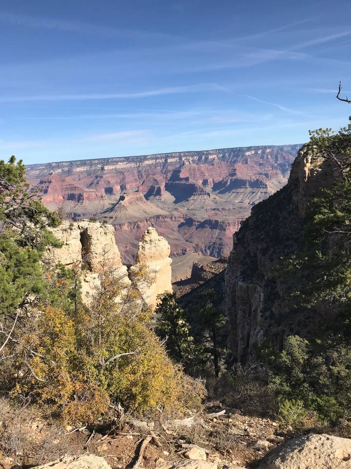 Vue panoramique d'un canyon avec des formations rocheuses.