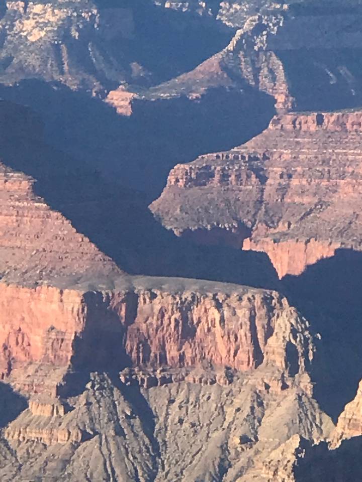 Parois de canyon avec des ombres.