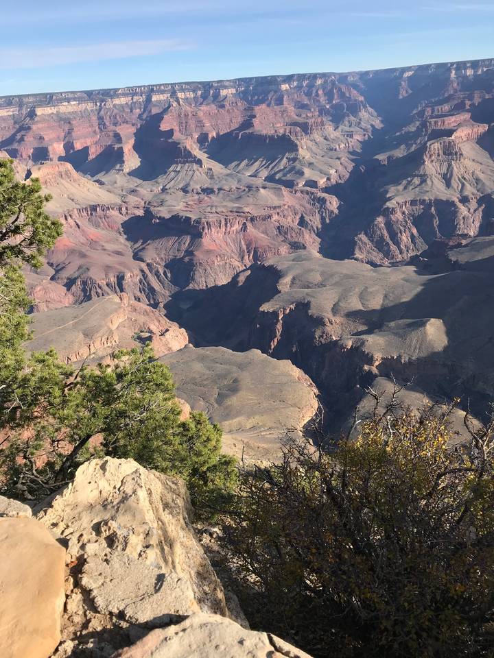 Canyon avec des couches de roche visibles.