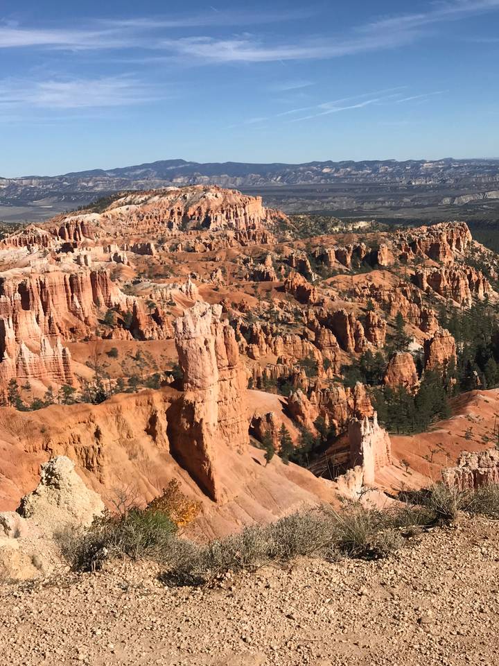 Paysage rocheux avec des canyons.