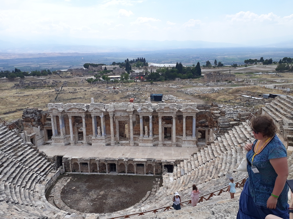 Ancien amphithéâtre avec vue sur le paysage environnant.