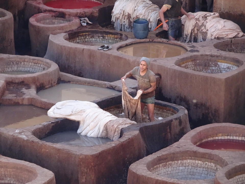 Homme travaillant dans une fosse de bronzage traditionnelle.