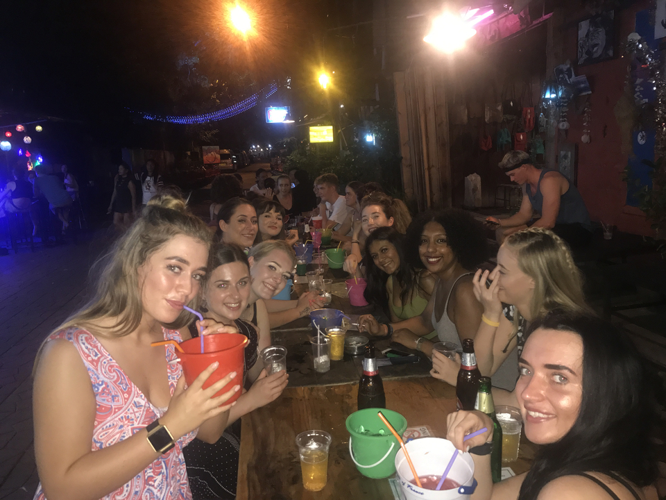 Groupe d'amis prenant un verre dans un bar en plein air.