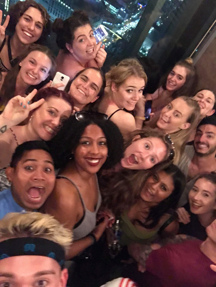 Selfie en gros plan d'un groupe profitant d'une fête.