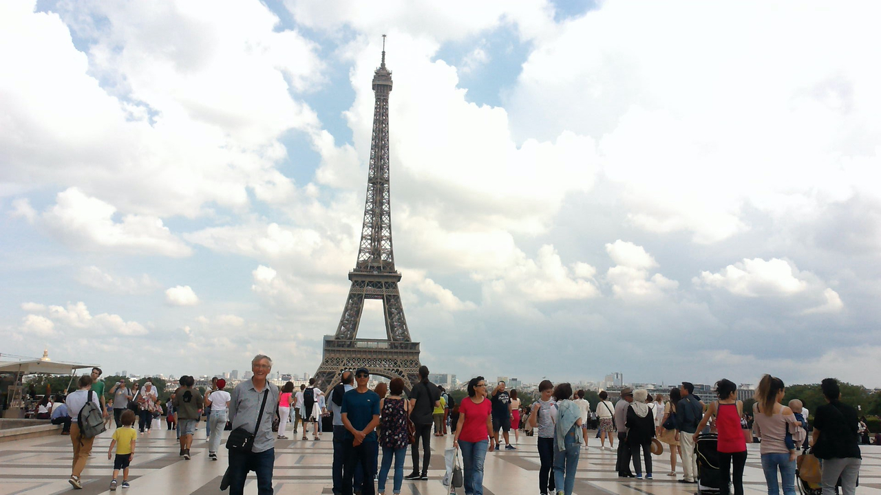 Foule avec vue sur la Tour Eiffel à Paris.