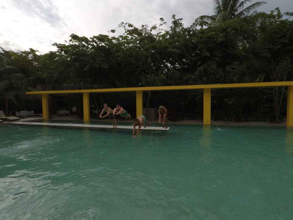 Groupe de personnes nageant dans une piscine.
