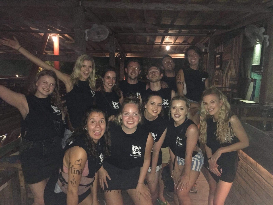 Groupe de personnes dans un environnement peu éclairé avec des chemises assorties.