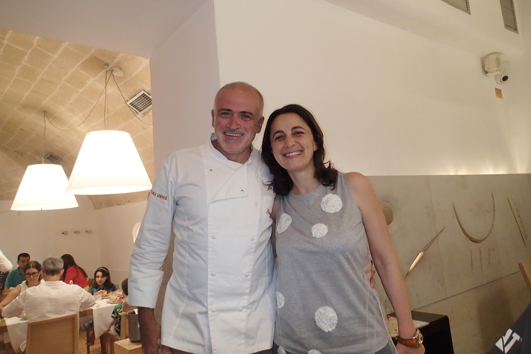 Deux personnes posant dans un restaurant.