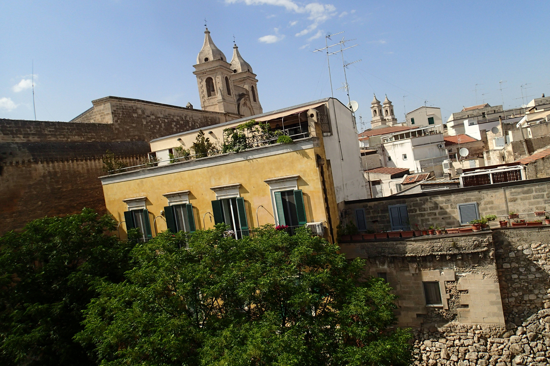 Vue urbaine avec des bâtiments historiques et une église au loin.