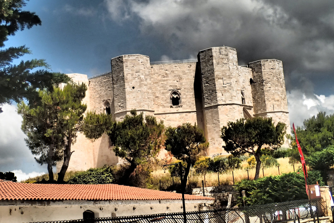 Superbe château ancien en pierre avec un ciel nuageux en toile de fond.