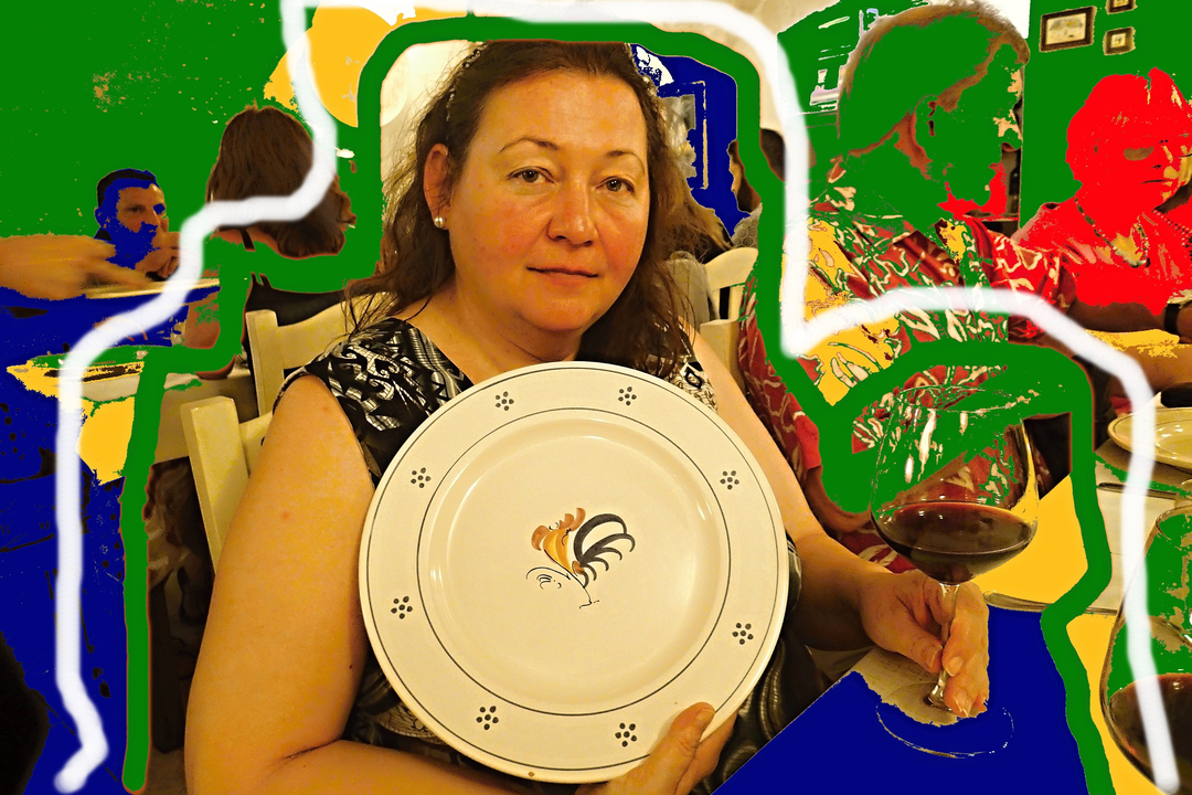 Personne tenant une assiette devant un arrière-plan coloré.