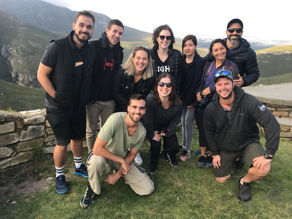 Groupe de personnes posant dans une zone montagneuse.