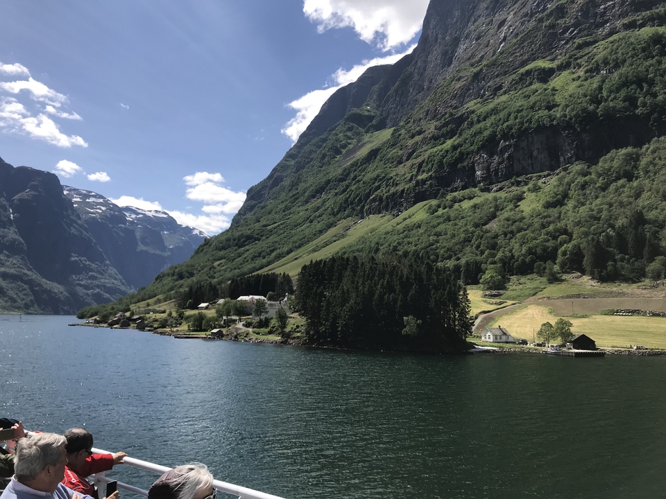 Paysage de fjord avec montagnes et eau en Norvège.