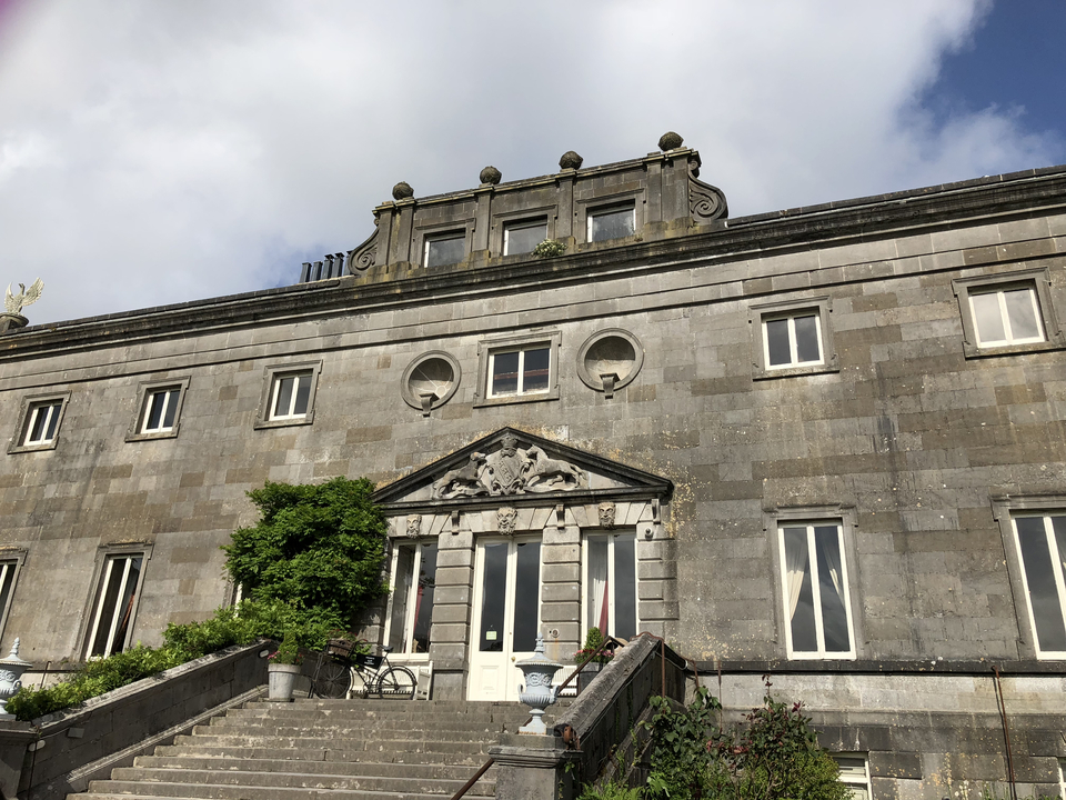Bâtiment historique en pierre à l'architecture classique.
