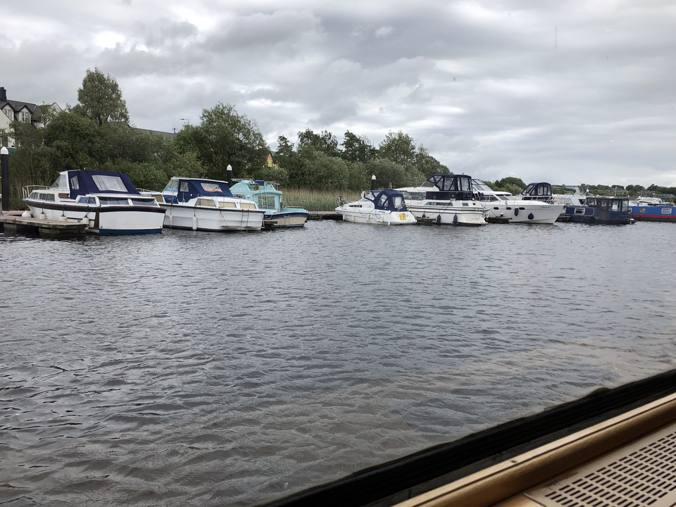 Bateaux amarrés dans un port de plaisance par temps nuageux.