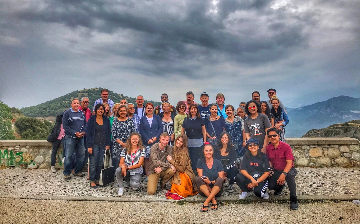 Photo de groupe avec des montagnes en arrière-plan.
