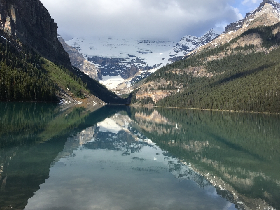 Lac panoramique avec montagnes et reflets dans l'eau