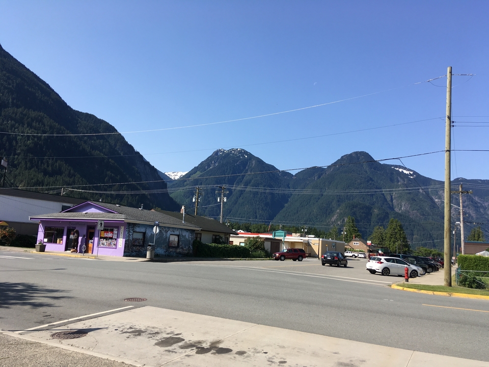 Rue d'une petite ville avec des montagnes en arrière-plan