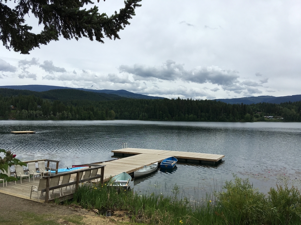 Lac avec quai en bois et montagnes lointaines